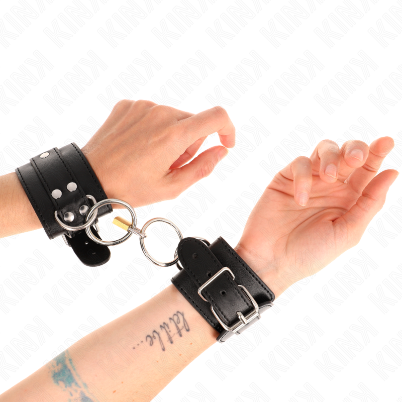 Kink – Verriegelbare Handgelenkfesseln mit O-Ring, Schwarz