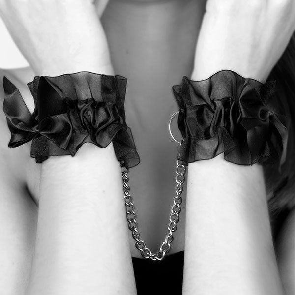 BIJOUX INDISCRETS Frou Frou – Handschellen aus Organza und Satin