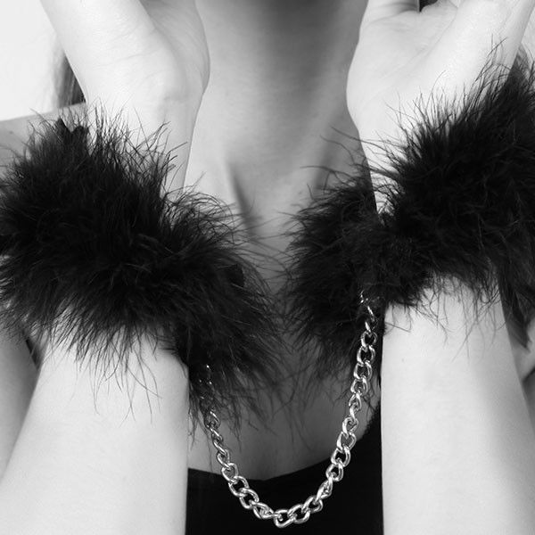 BIJOUX INDISCRETS Za Za Zu – Feather handcuffs